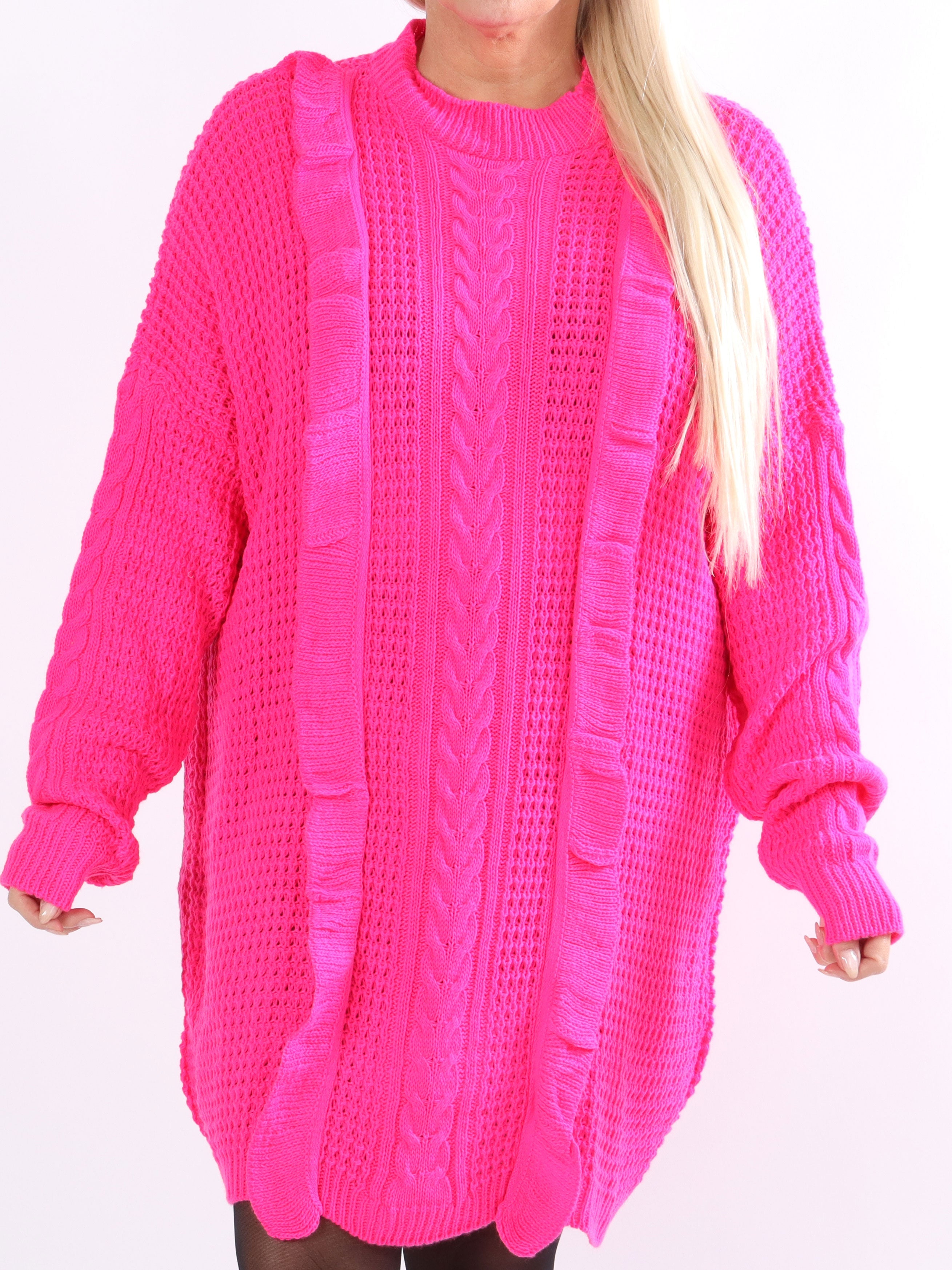 Lalisa - Plus size stickad klänning med kabelstickning och volanger